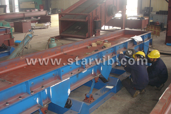 為上?？评展驹O(shè)計(jì)制造的連桿輸送機(jī)